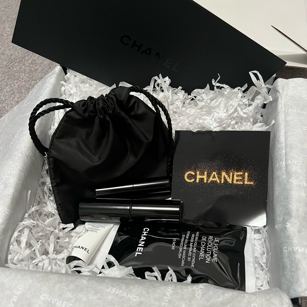 ✨Sale Today Only ✨Chanel Swipe and Glow set - Picture 2 of 8